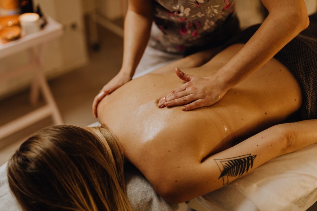 what is a deep tissue massage